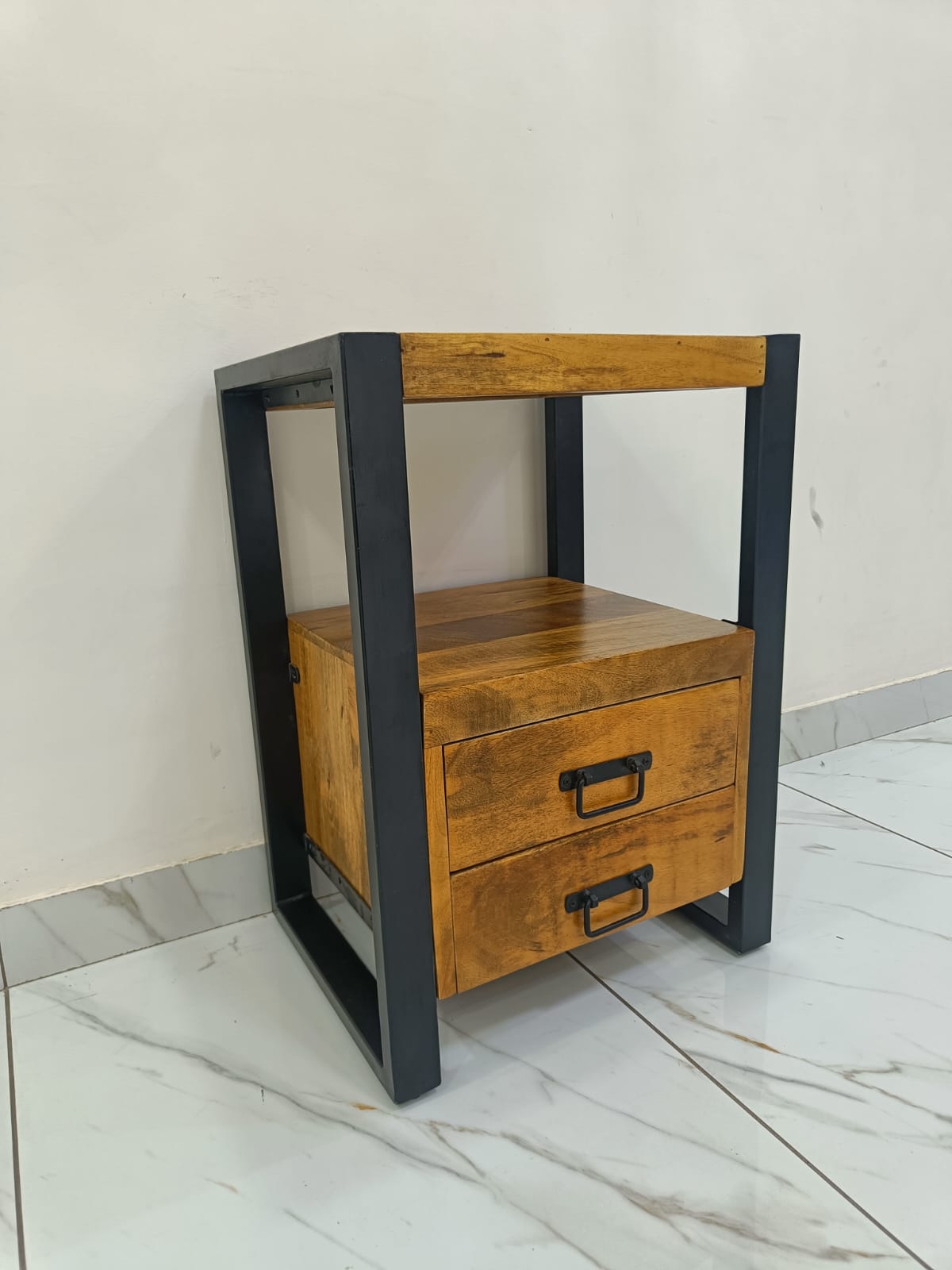 Mango Houten Nachtkastje Britt – 50x40x70cm | Nieuwe Kleurtint Collectie - Industrieelinhuis.nl