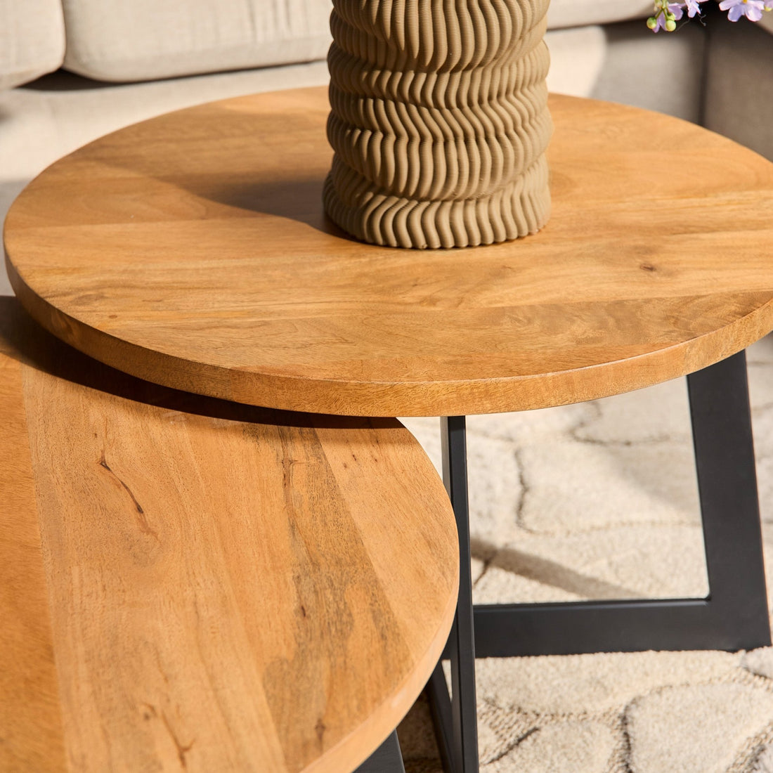 Mangohout salontafel set van 2 | Zwart staal en mangohout | Ø 70 cm