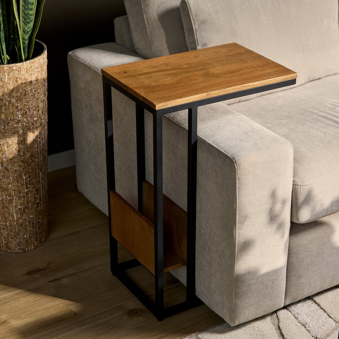 Bijzettafel voor over de bank | Mangohout en Staal | 48x32x72cm - Industrieelinhuis.nl