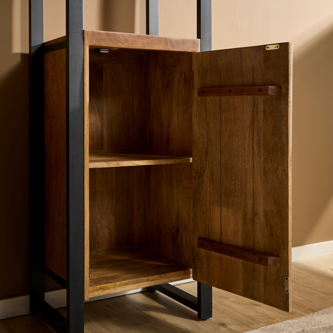 Boekenkast mangohout Boaz | 1 deur - Industrieelinhuis.nl