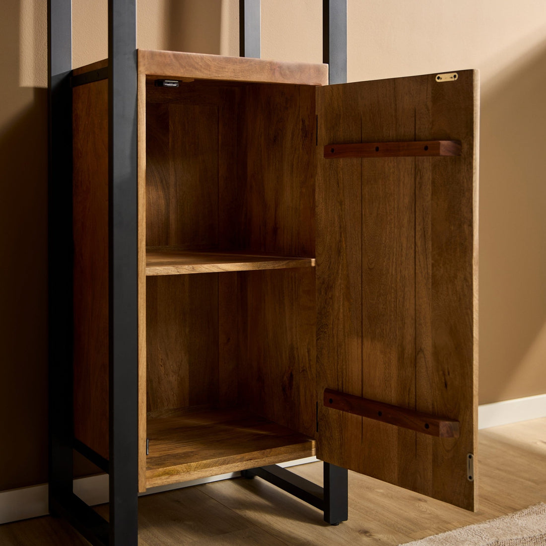 Boekenkast mangohout Boaz | 1 deur - Industrieelinhuis.nl