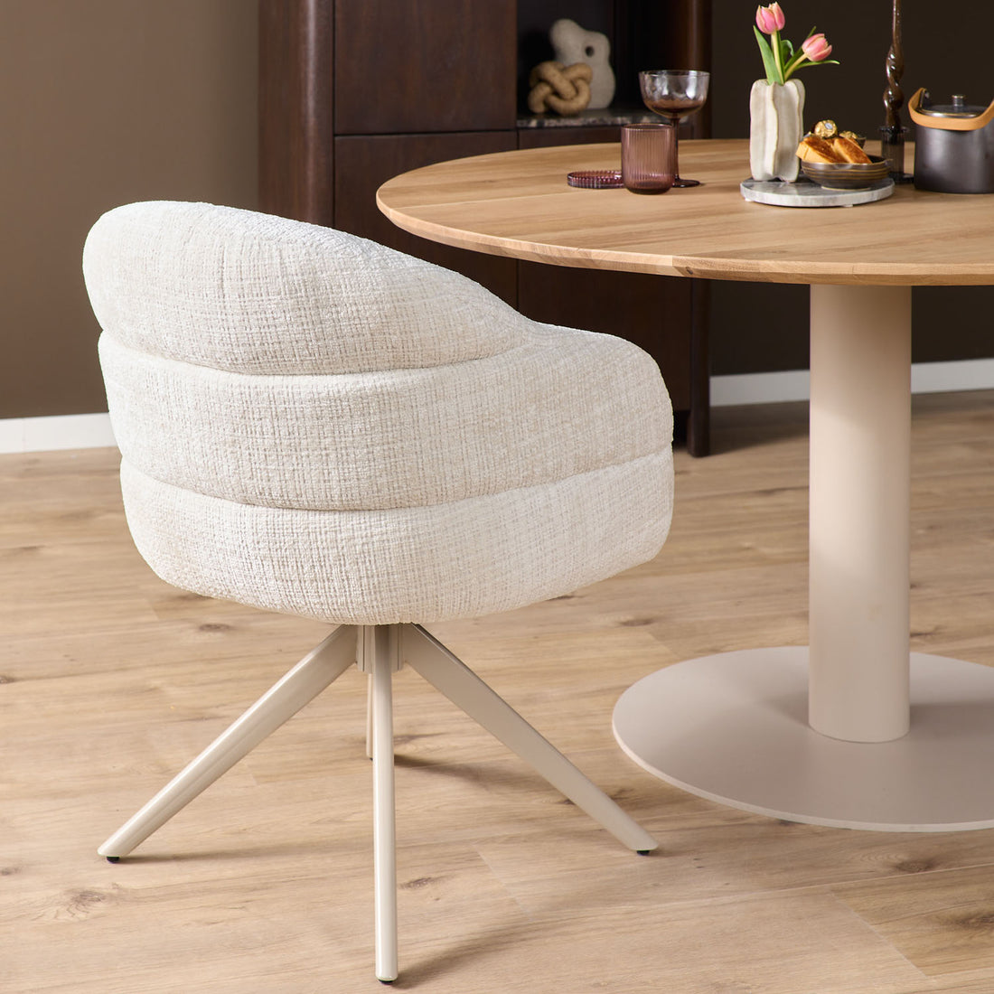 Eetkamerstoel Bella | Off White | Poot Sand | Met armleuning (bestellen per 2) - Industrieelinhuis.nl