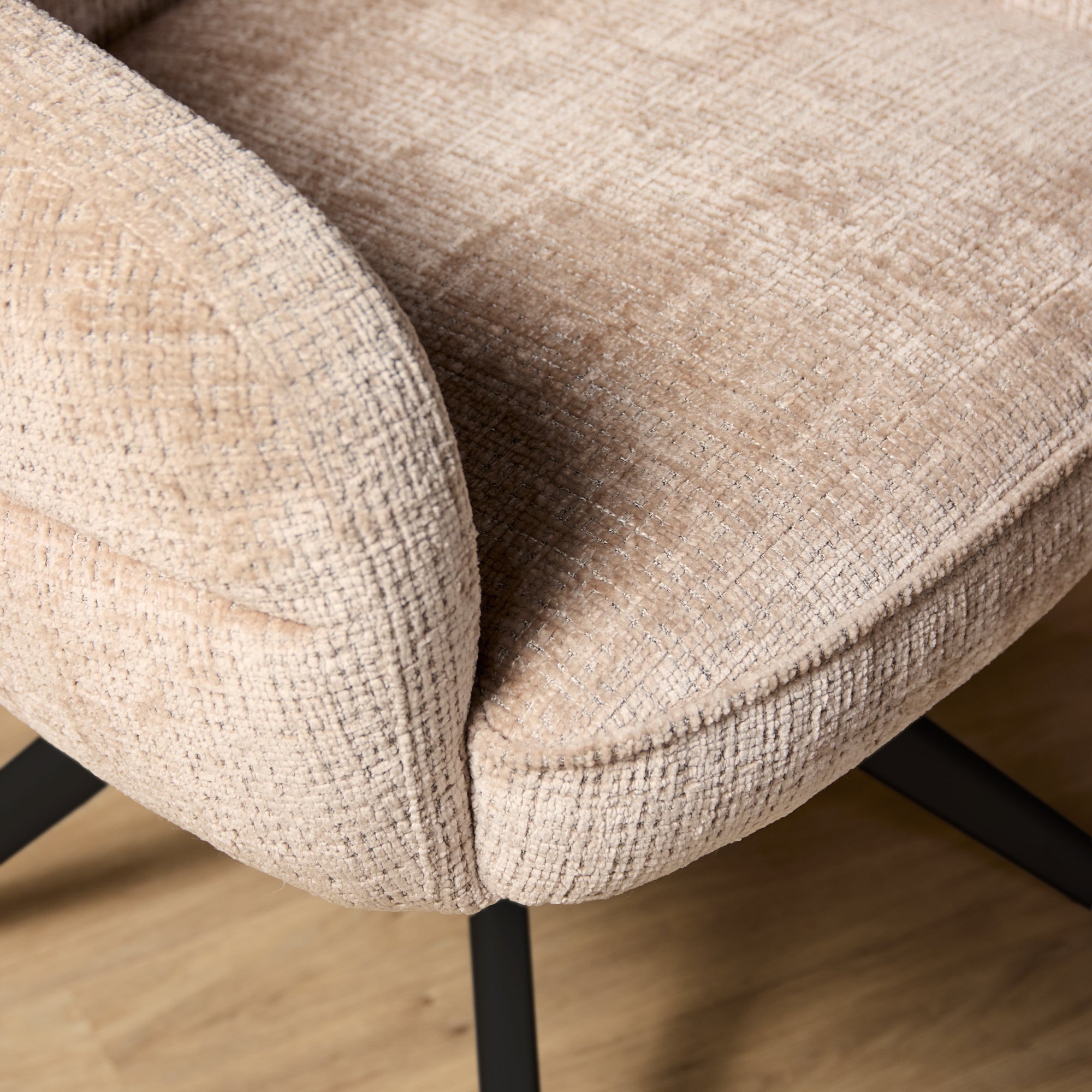 Eetkamerstoel Bella | Beige | Poot Black | Met armleuning - Industrieelinhuis.nl