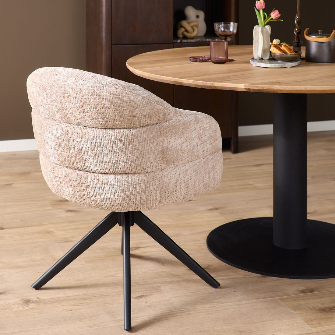 Eetkamerstoel Bella | Beige | Poot Black | Met armleuning (bestellen per 2) - Industrieelinhuis.nl