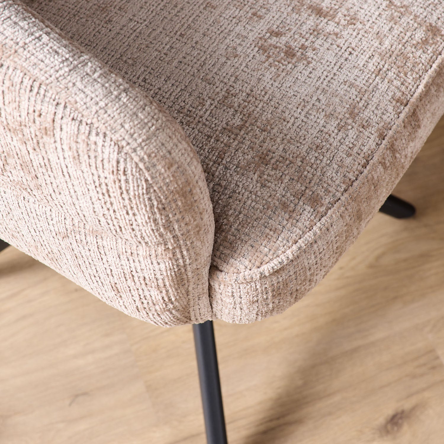 Eetkamerstoel Bella | Beige | Poot Black | Met armleuning (bestellen per 2) - Industrieelinhuis.nl