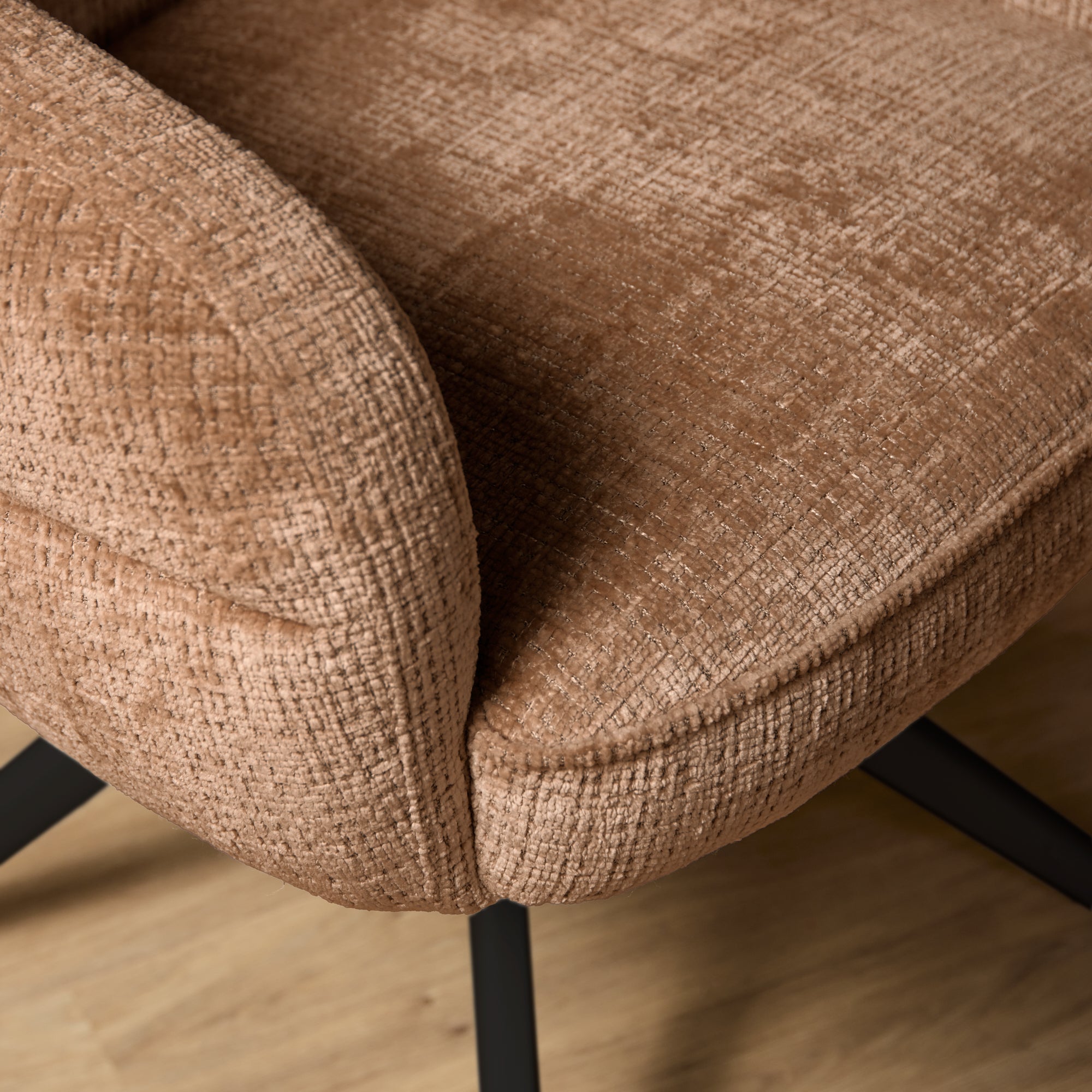 Eetkamerstoel Bella | Cinnamon | Poot Black | Met armleuning - Industrieelinhuis.nl