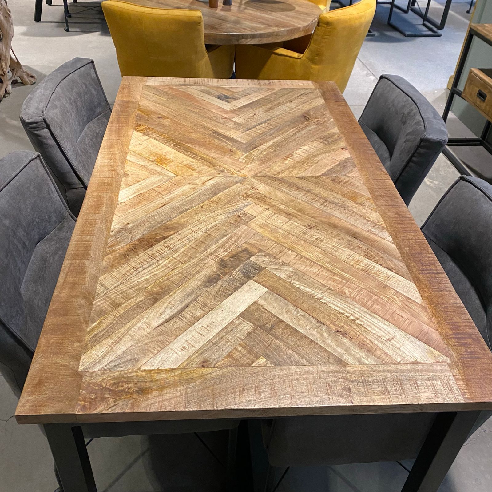 Eettafel Jax Visgraat industrieel | Mangohout en Staal | 200x90x76cm