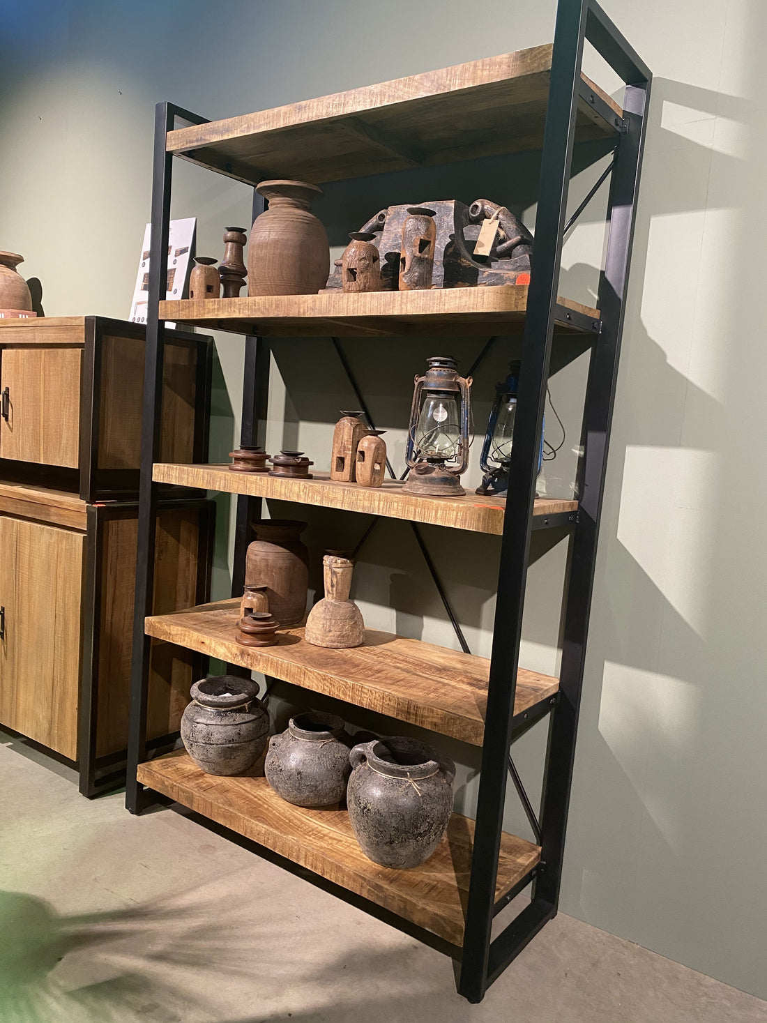 Boekenkast / Schappenkast Industrieel Design | Mangohout en Staal | 160x40x200cm - Industrieelinhuis.nl