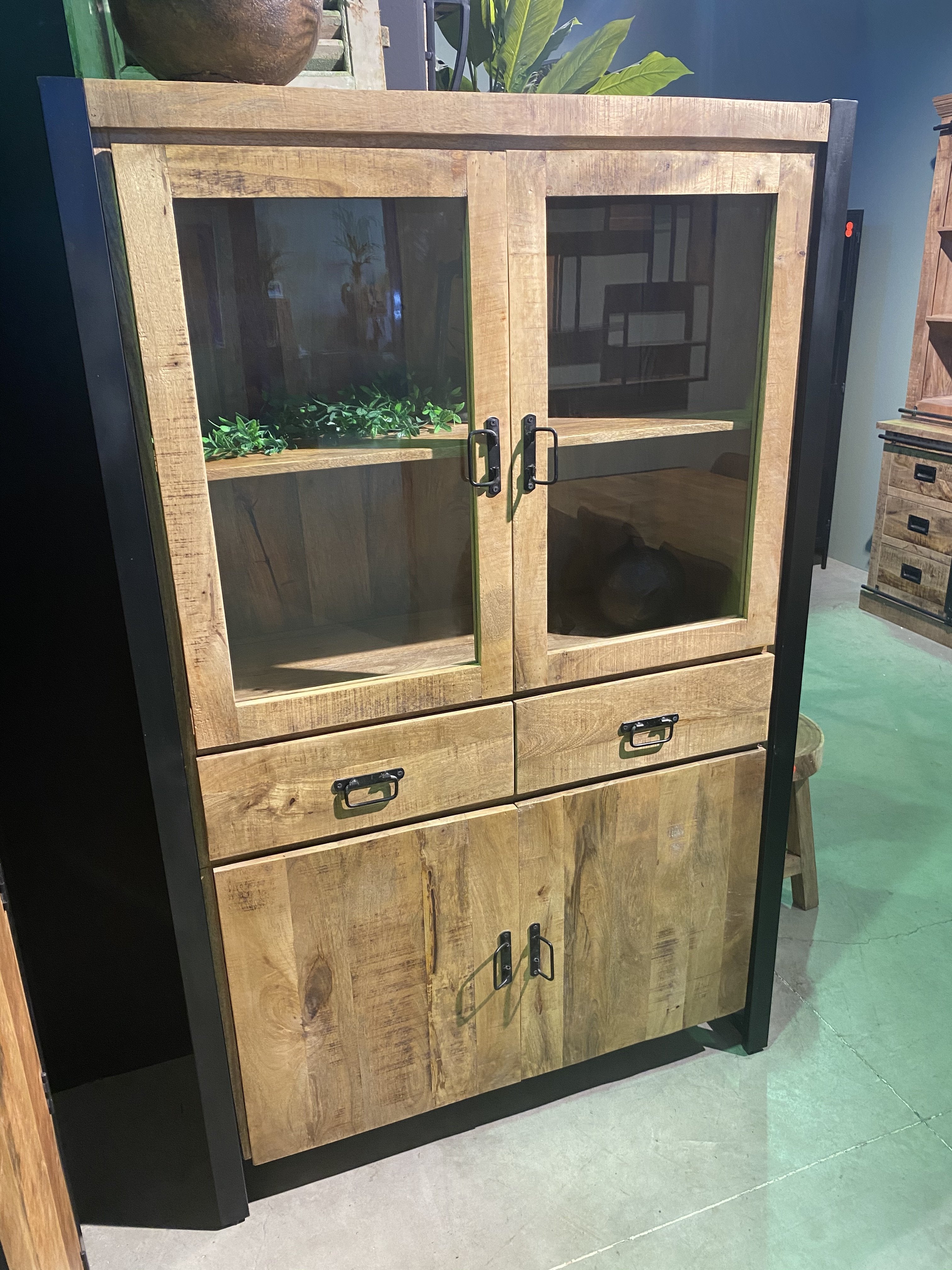 Servieskast / Vitrinekast Industrieel Design | Mangohout en Staal | 115x45x180cm
