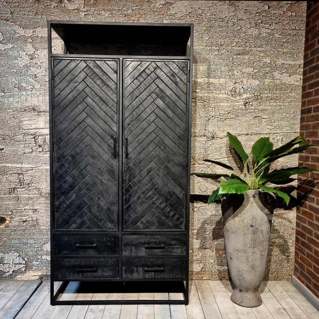 Visgraat kast zwart | Servieskast Jax | 100x45x200cm