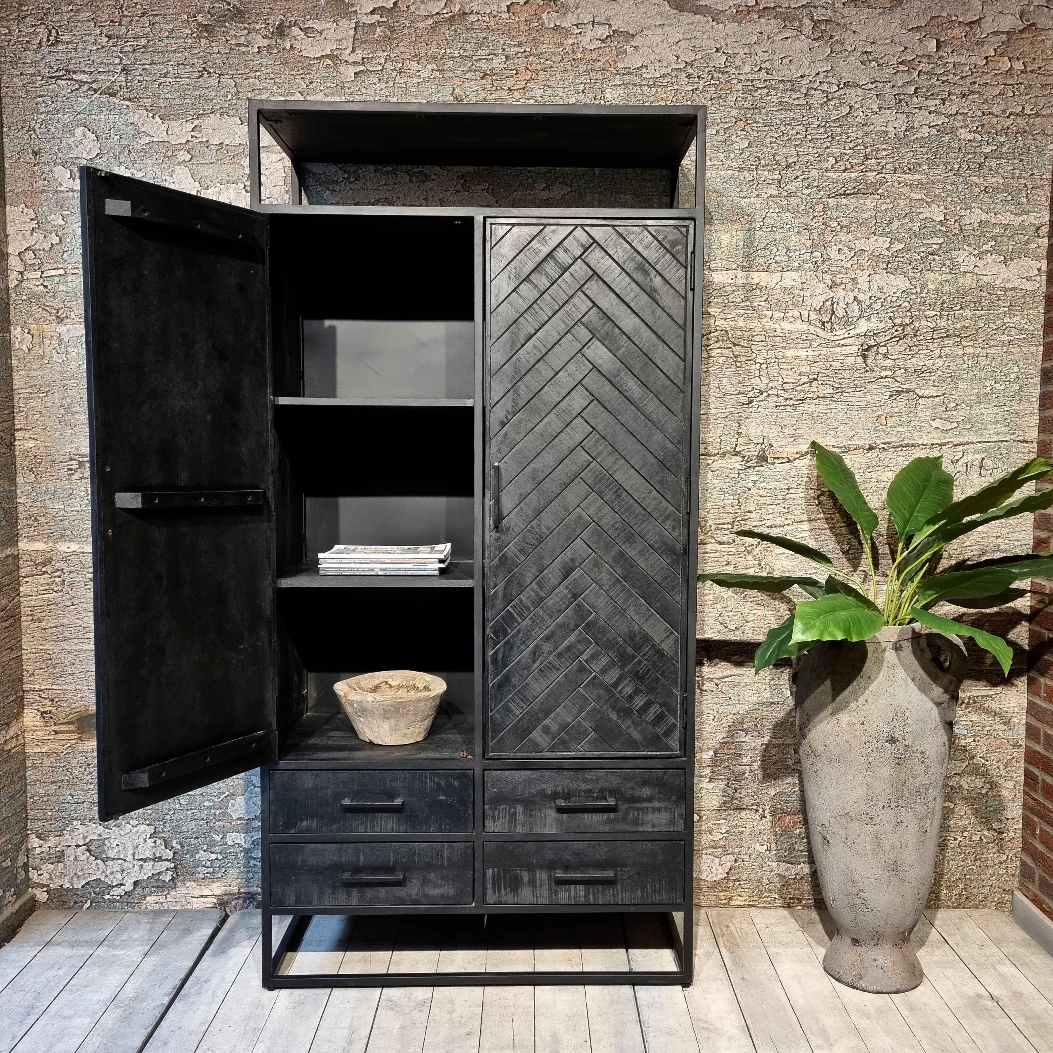 Visgraat kast zwart | Servieskast Jax | 100x45x200cm
