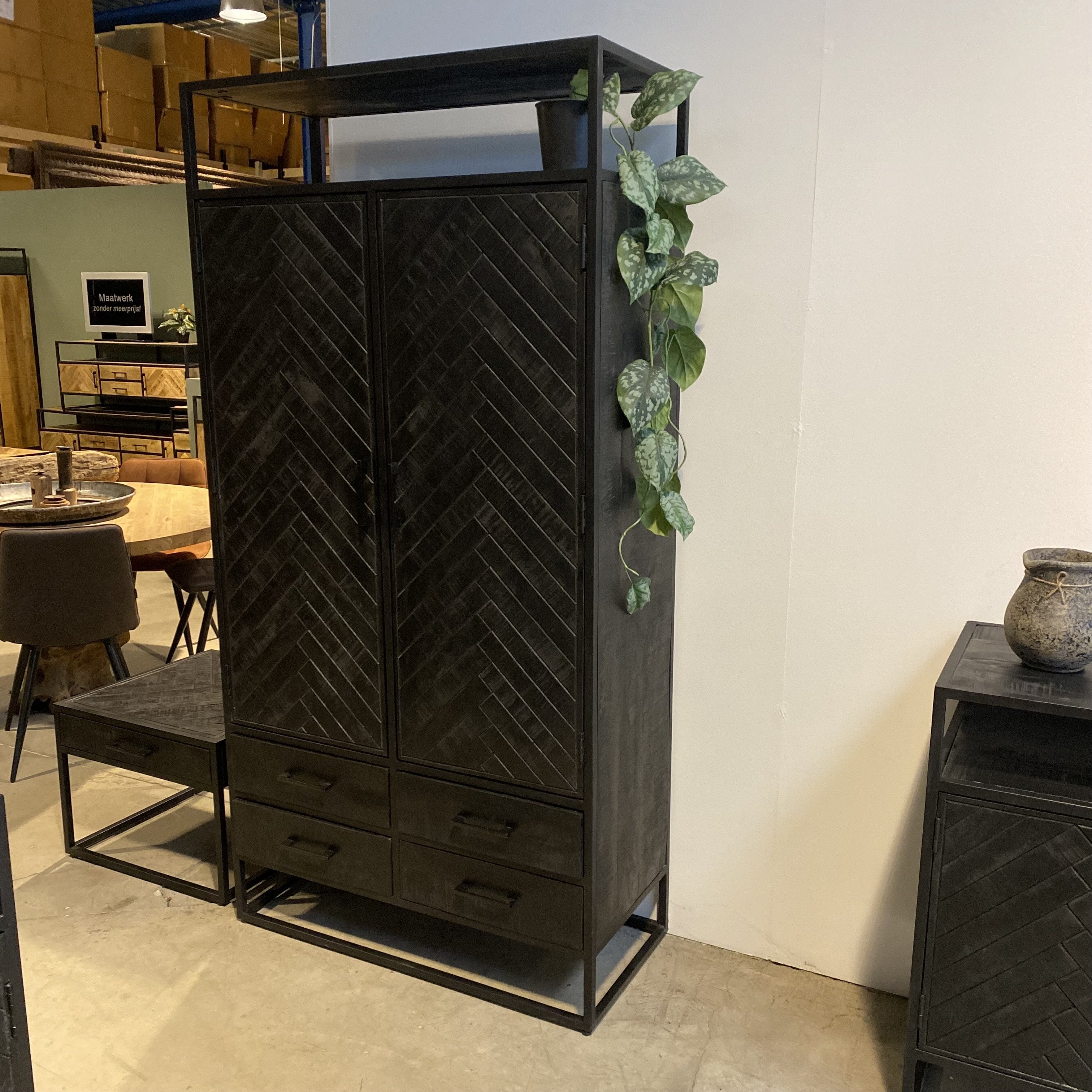 Visgraat kast zwart | Servieskast Jax | 100x45x200cm