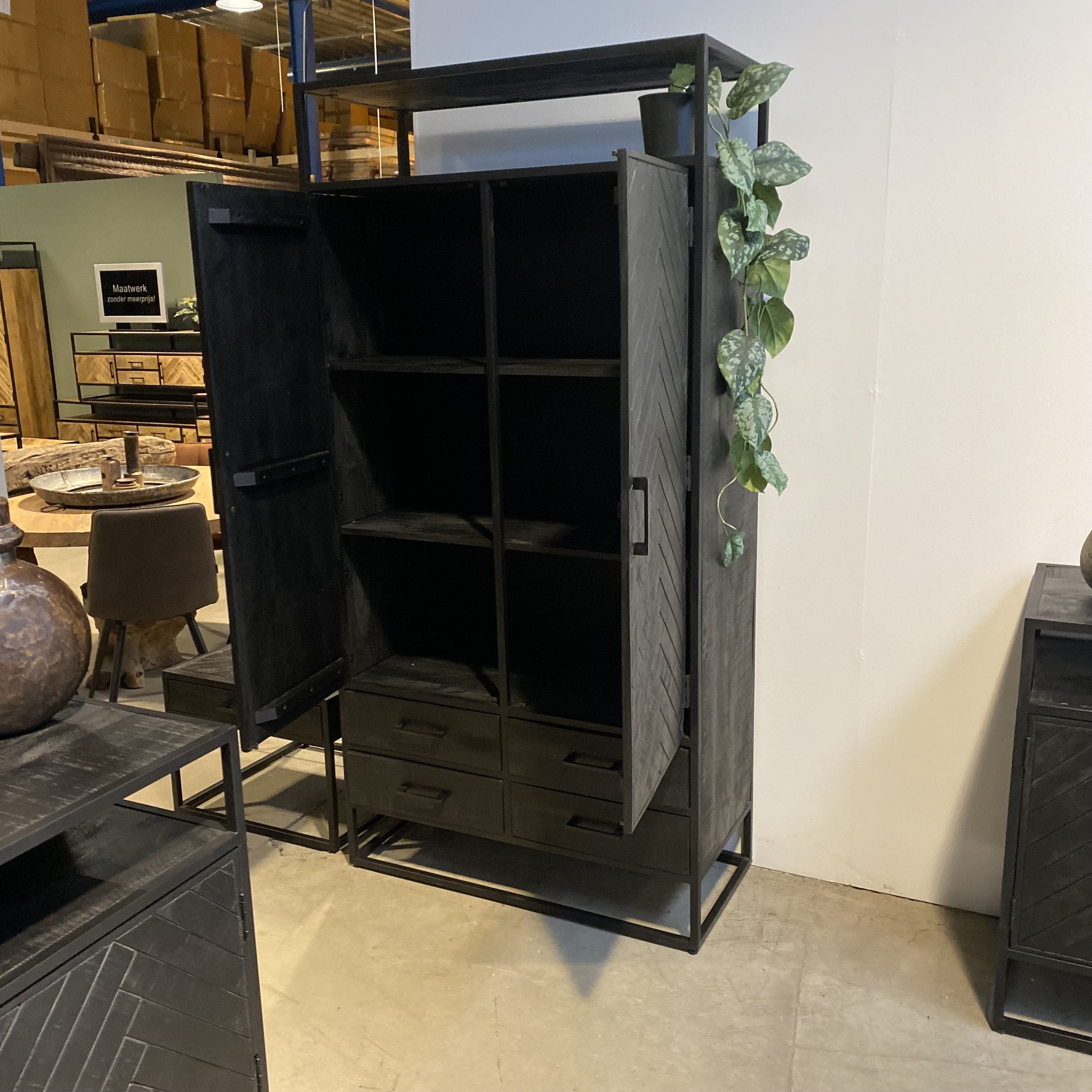 Visgraat kast zwart | Servieskast Jax | 100x45x200cm