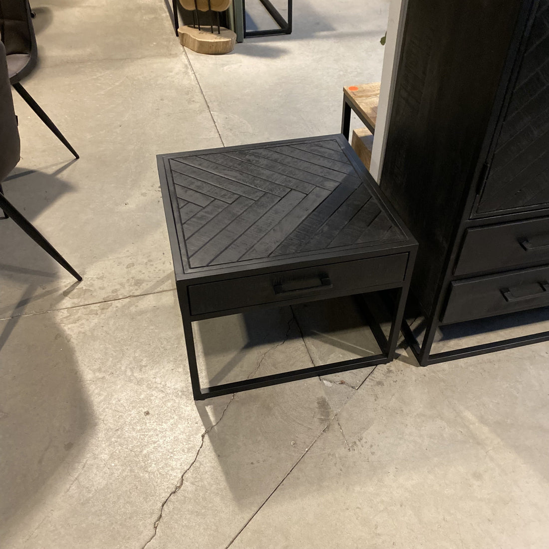 Salontafel Jax Visgraat Industrieel Design | Zwart Mangohout en Staal | 60x60x45cm