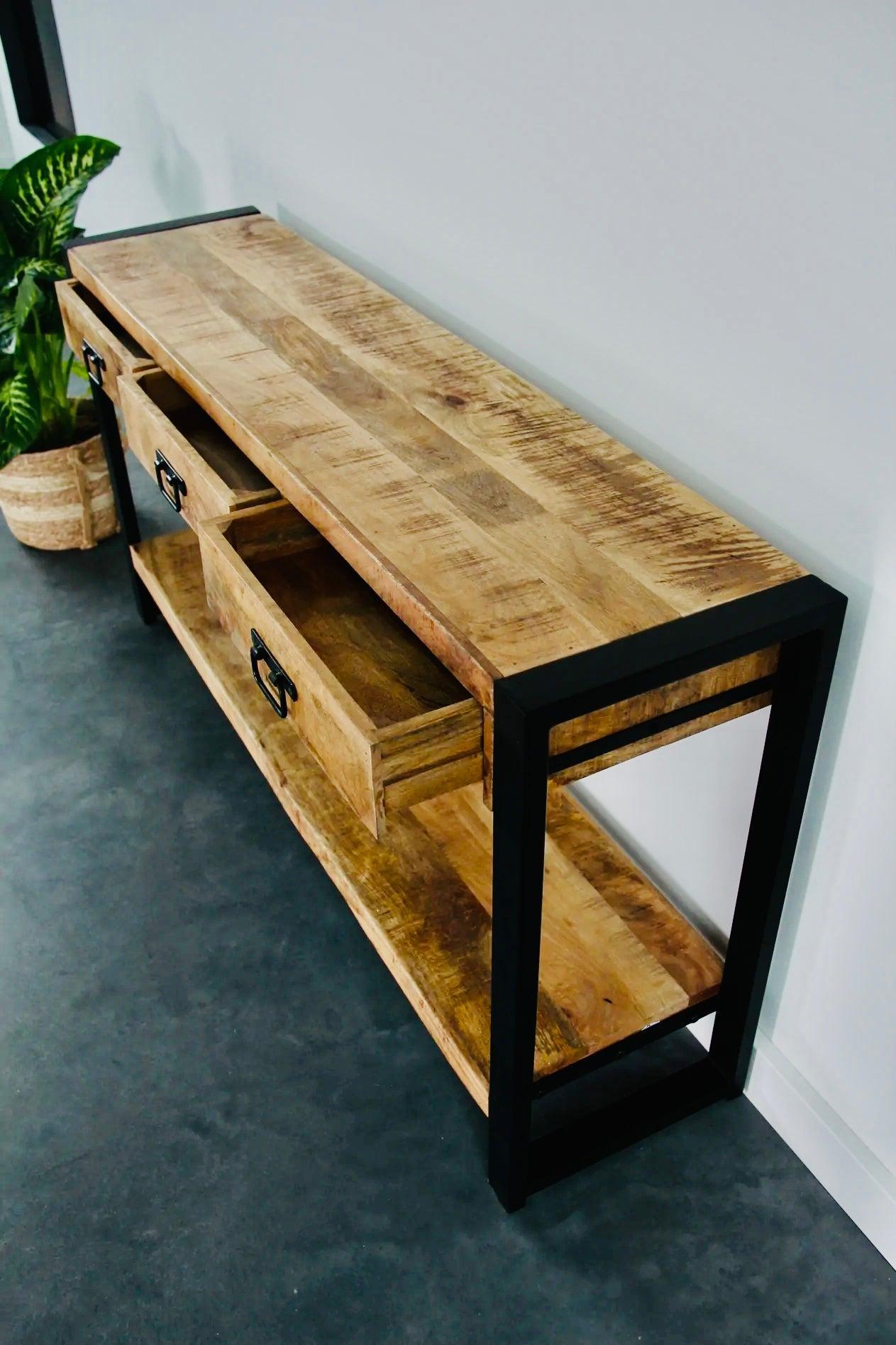 Sidetable met lades en zwarte handgrepen | Mangohout en Staal | 150x35x76cm