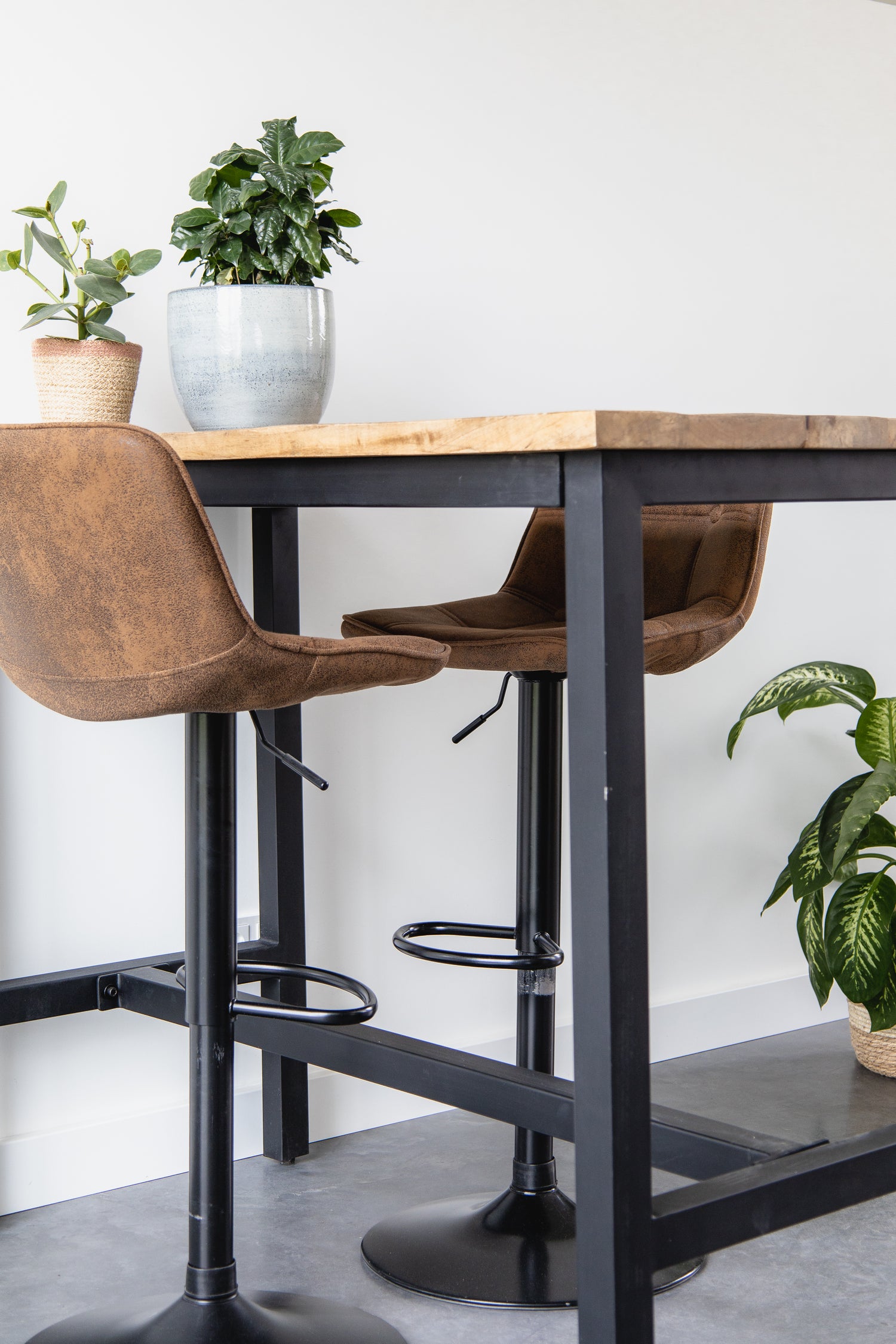 Bartafel Industrieel Design | Mangohout en Staal | 135x65x105cm - Industrieelinhuis.nl