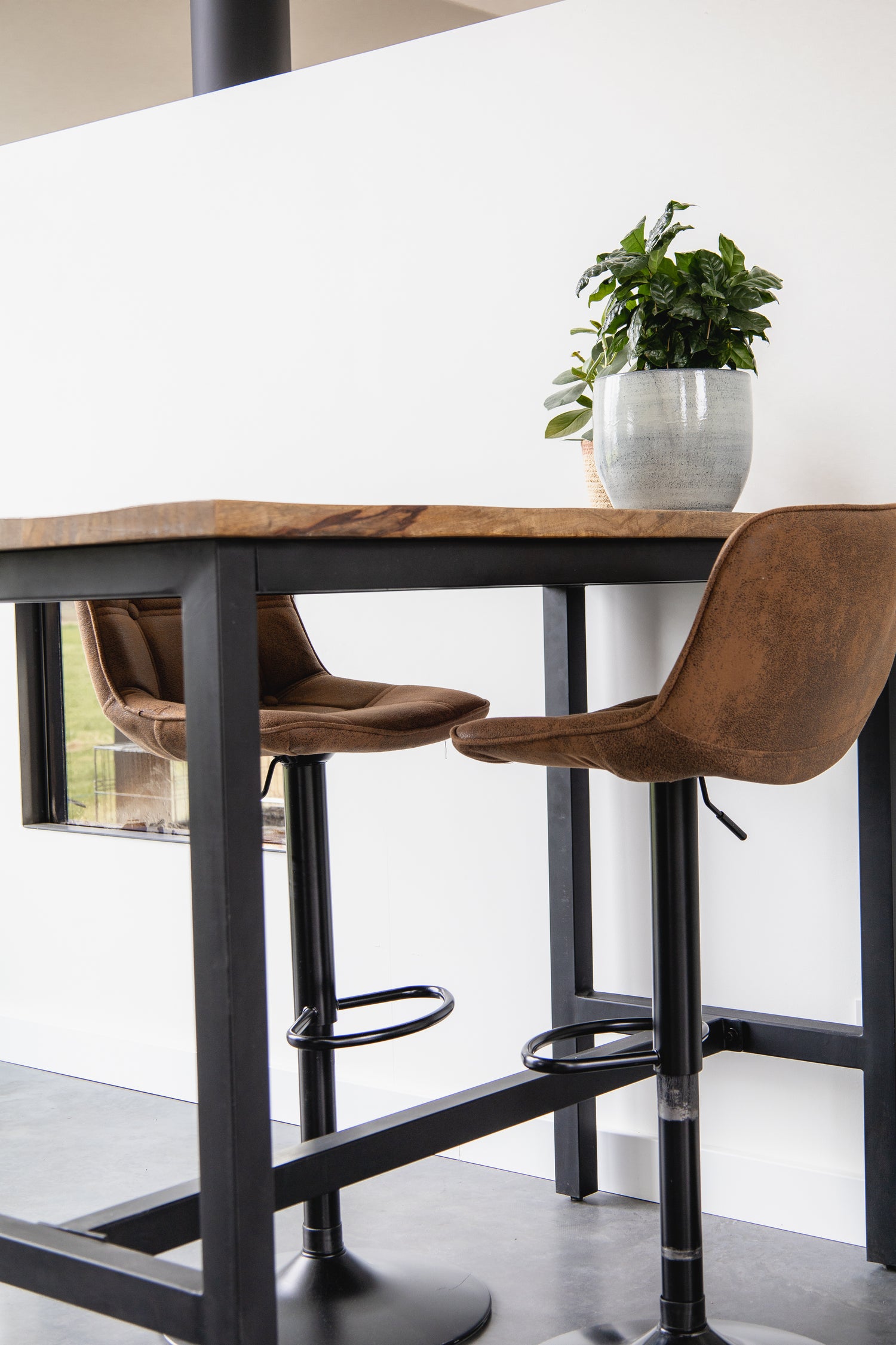 Bartafel Industrieel Design | Mangohout en Staal | 135x65x105cm - Industrieelinhuis.nl