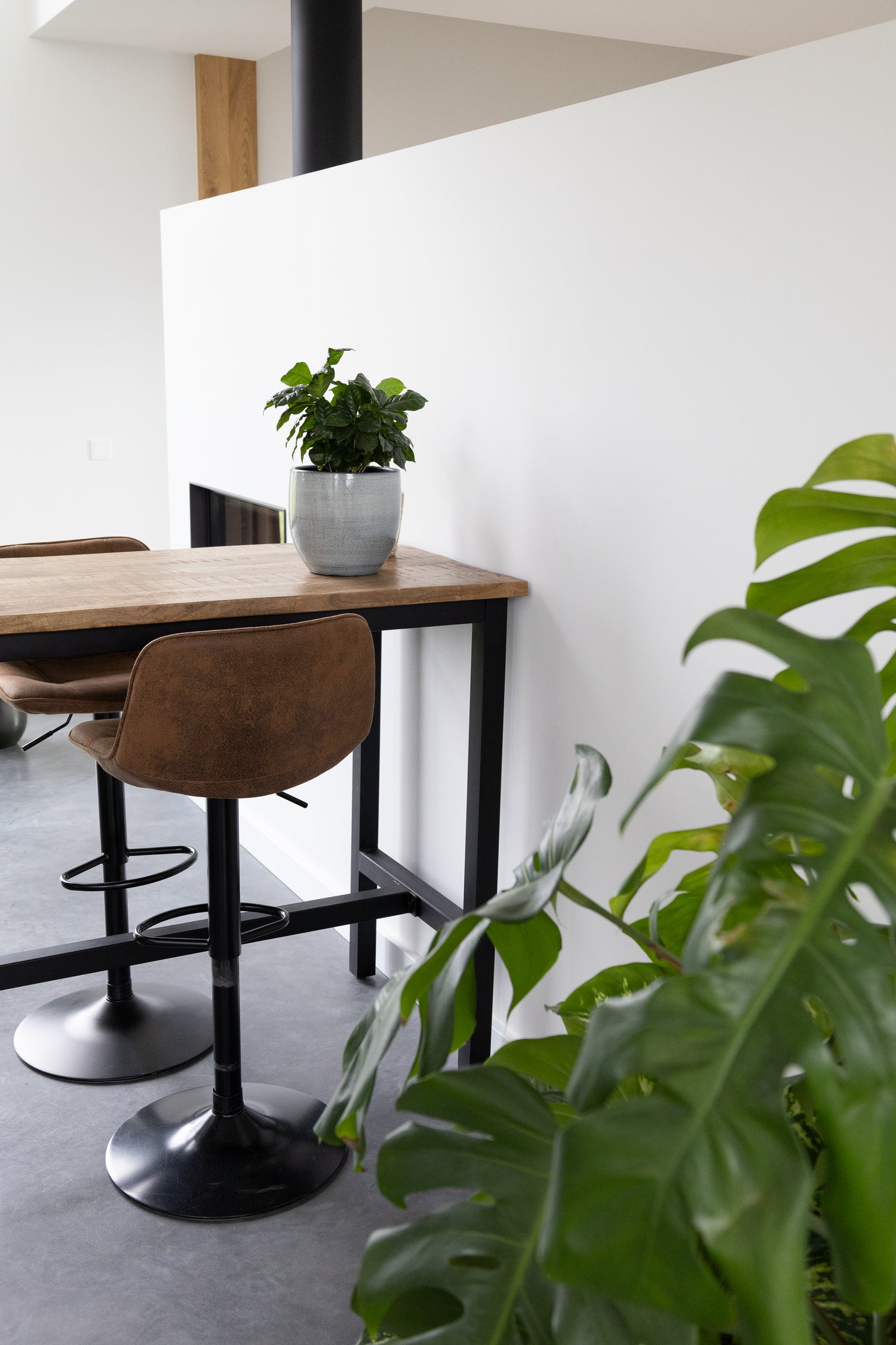 Bartafel Industrieel Design | Mangohout en Staal | 135x65x105cm - Industrieelinhuis.nl