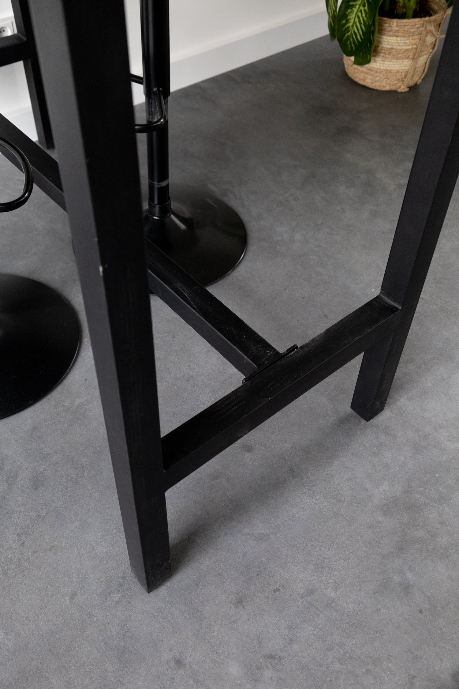 Bartafel Industrieel Design | Mangohout en Staal | 135x65x105cm - Industrieelinhuis.nl