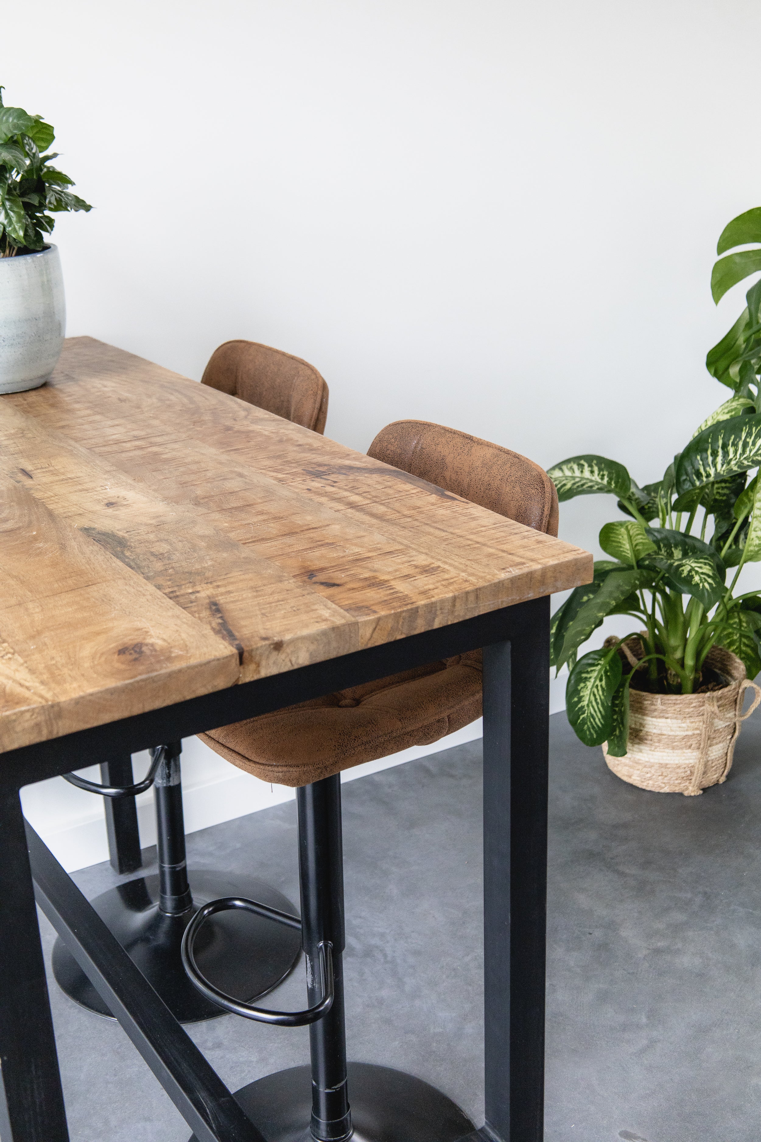 Bartafel Industrieel Design | Mangohout en Staal | 135x65x105cm - Industrieelinhuis.nl