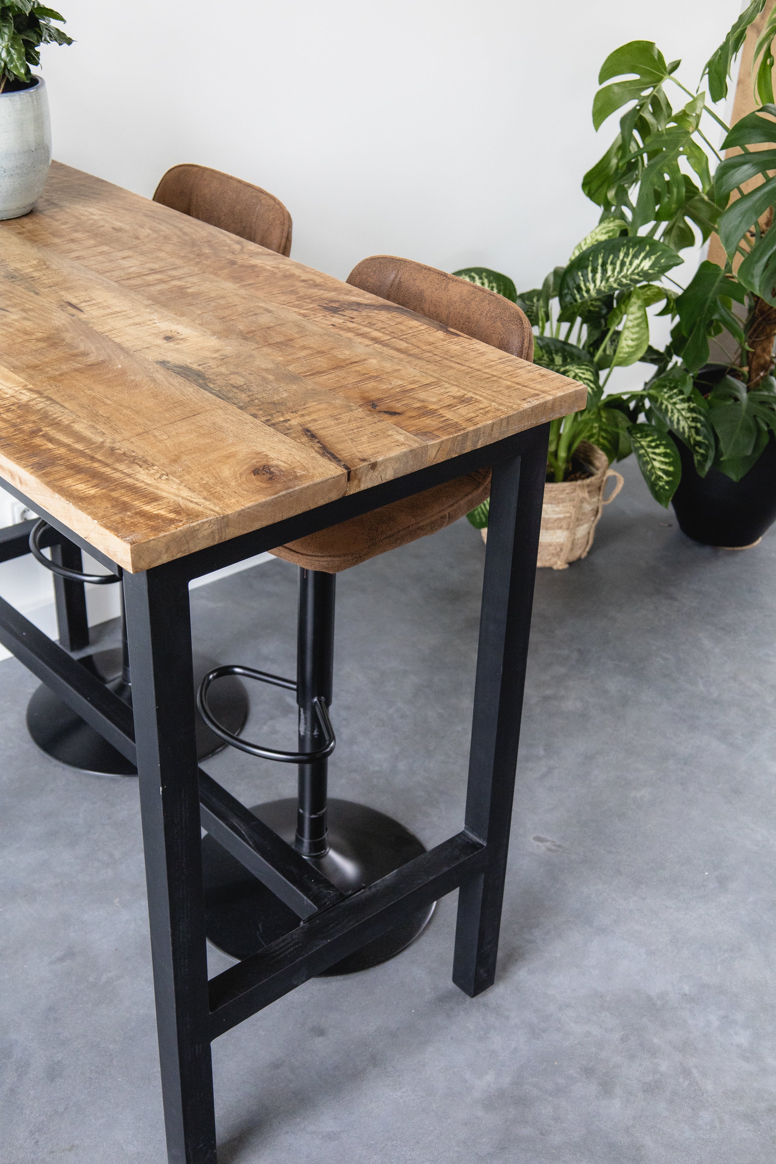 Bartafel Industrieel Design | Mangohout en Staal | 135x65x105cm - Industrieelinhuis.nl