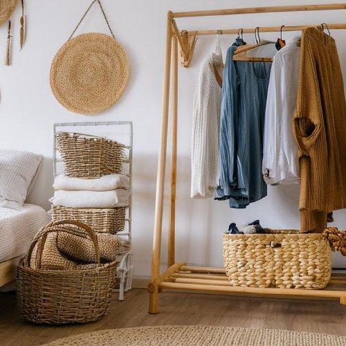 Trend alert: een kledingrek in je slaapkamer