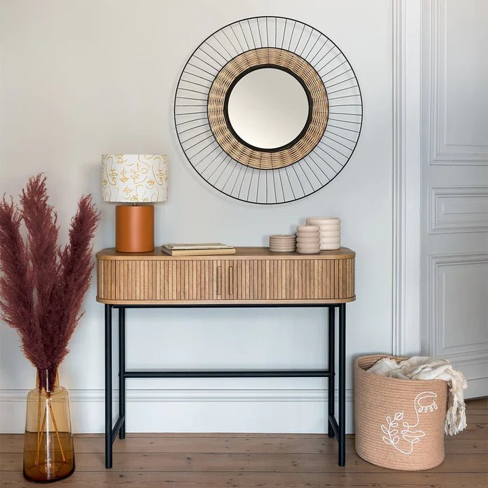 Interieurstylist adviseert: Wel of geen sidetable achter je bank?