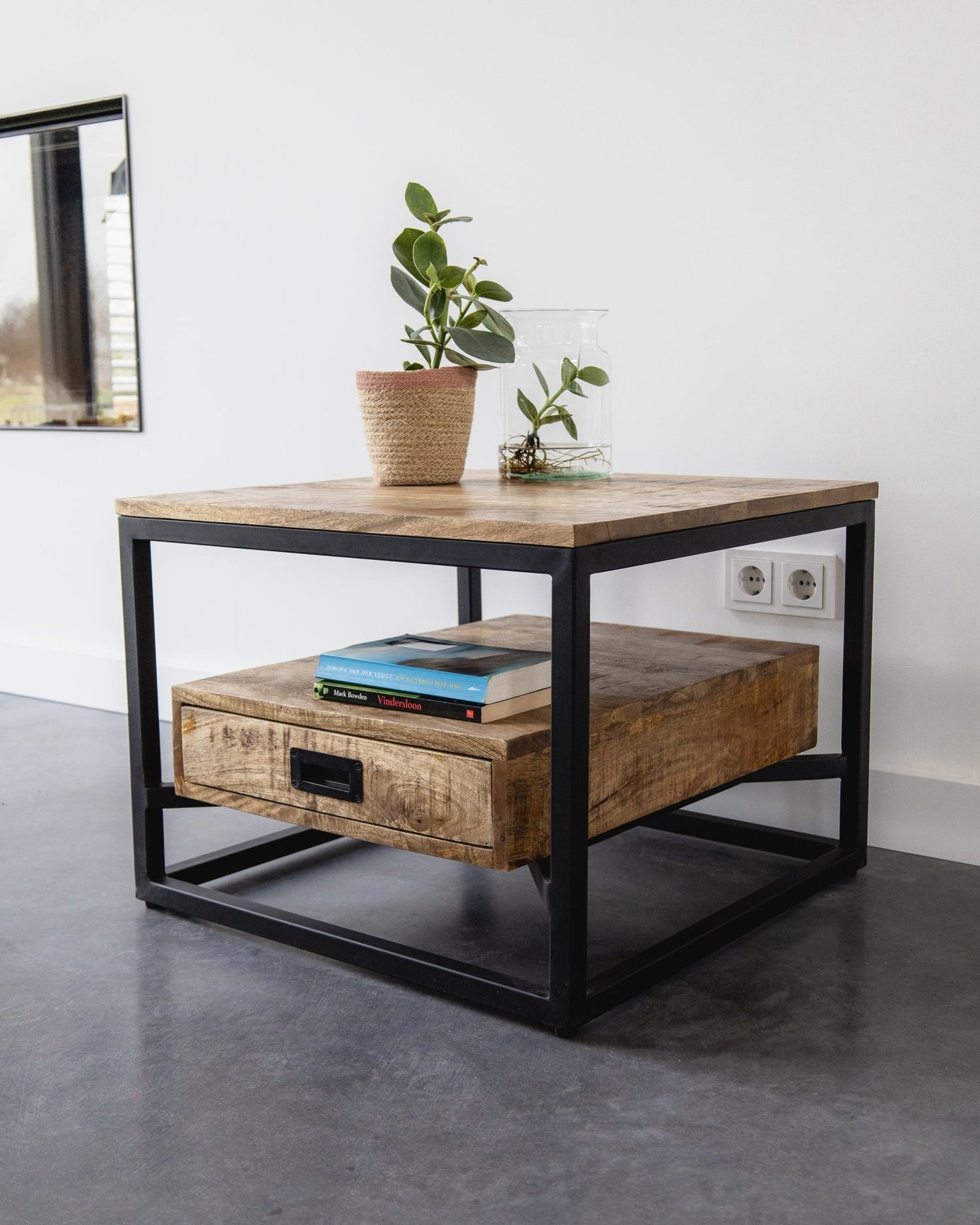 Bijzettafel van hout