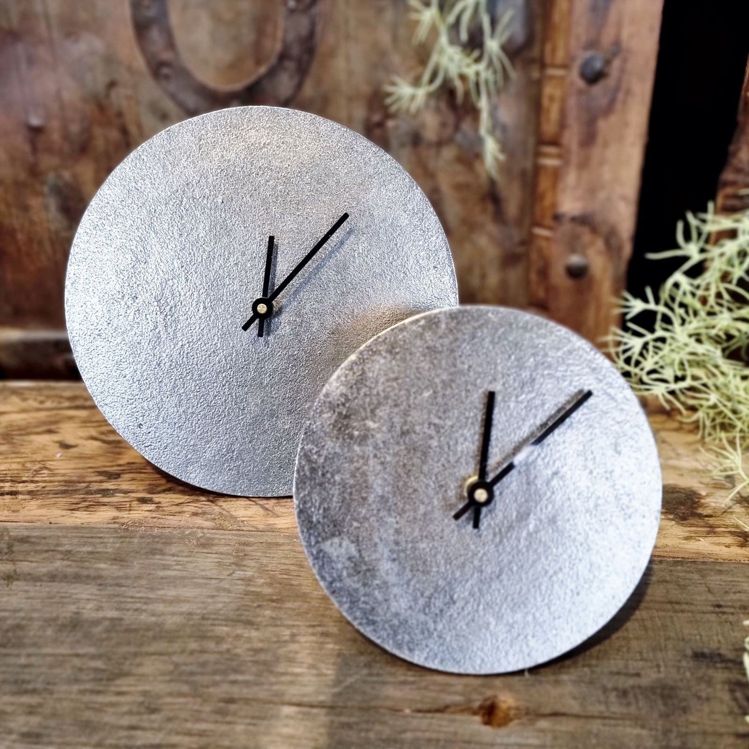 Kleine Zilvere Tafelklok - Industrieelinhuis.nl