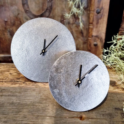 Kleine Zilvere Tafelklok - Industrieelinhuis.nl