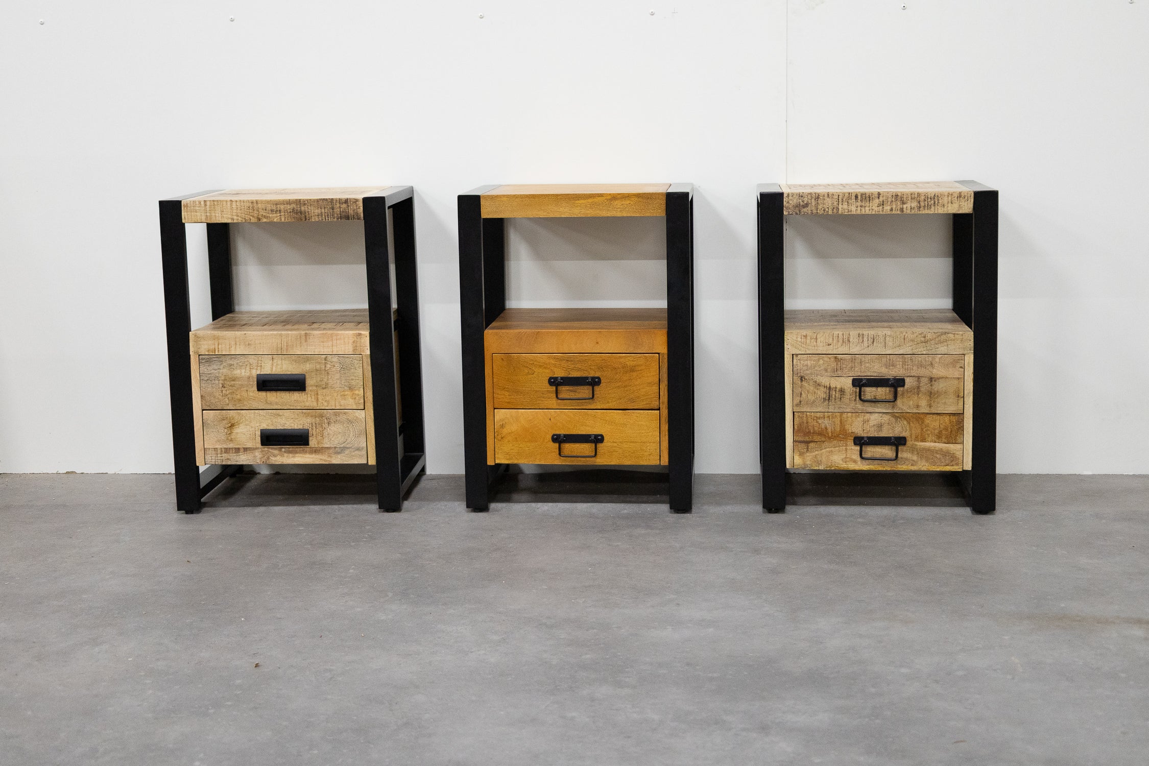 Mango Houten Nachtkastje Britt – 50x40x70cm | Warme Kleurtint Collectie