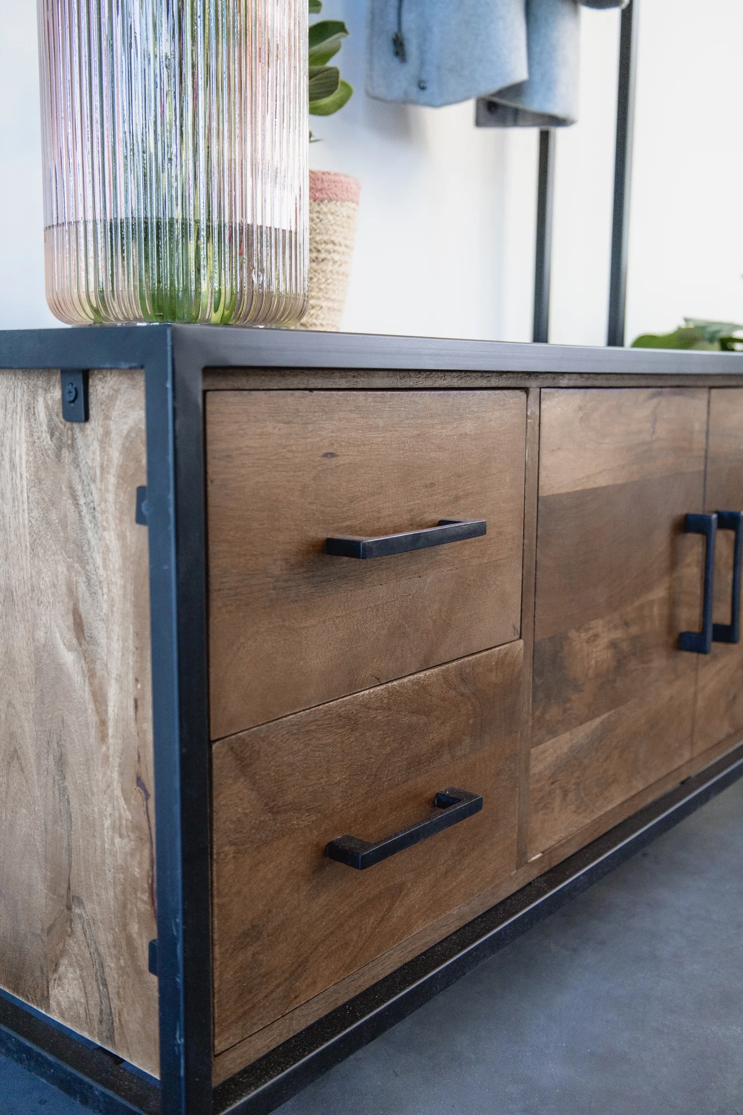 Garderoberek XL Industrieel Design | Mangohout en Staal | 100x40x190cm - Industrieelinhuis.nl