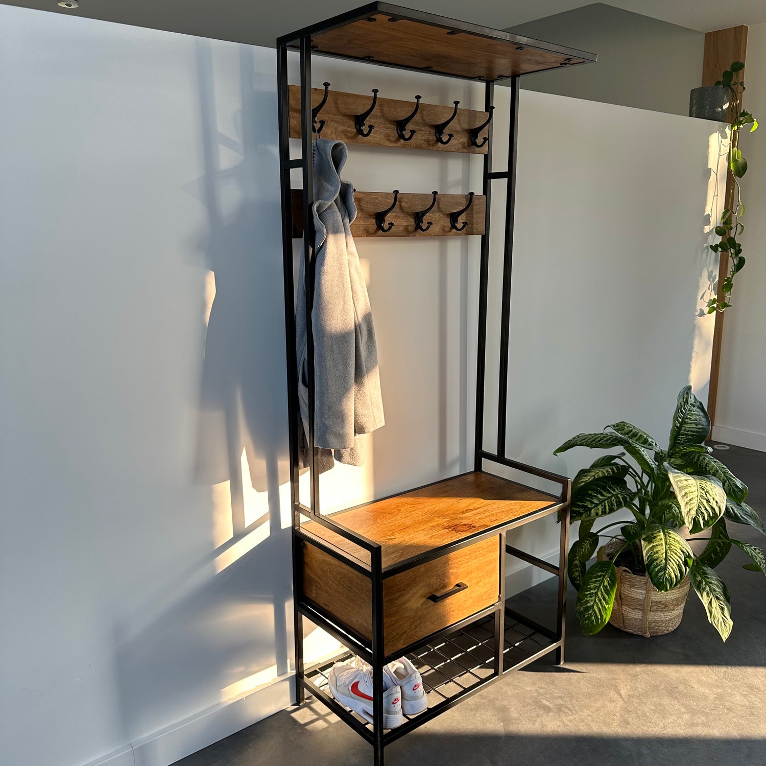 VASAGLE Schoenenbank, wandgarderobe, schoenenrek met zitvlak en 2 planken, wandrek met kledingstang en 5 afneembare haken, voor hal, slaapkamer, woonkamer, vintage bruin-zwart LCR100B01 VASAGLE Schoenenbank, wandgarderobe, schoenenrek met zitvlak en 2 planken, wandrek met kledingstang en 5 afneembare haken, voor hal, slaapkamer, woonkamer, vintage bruin-zwart LCR100B01