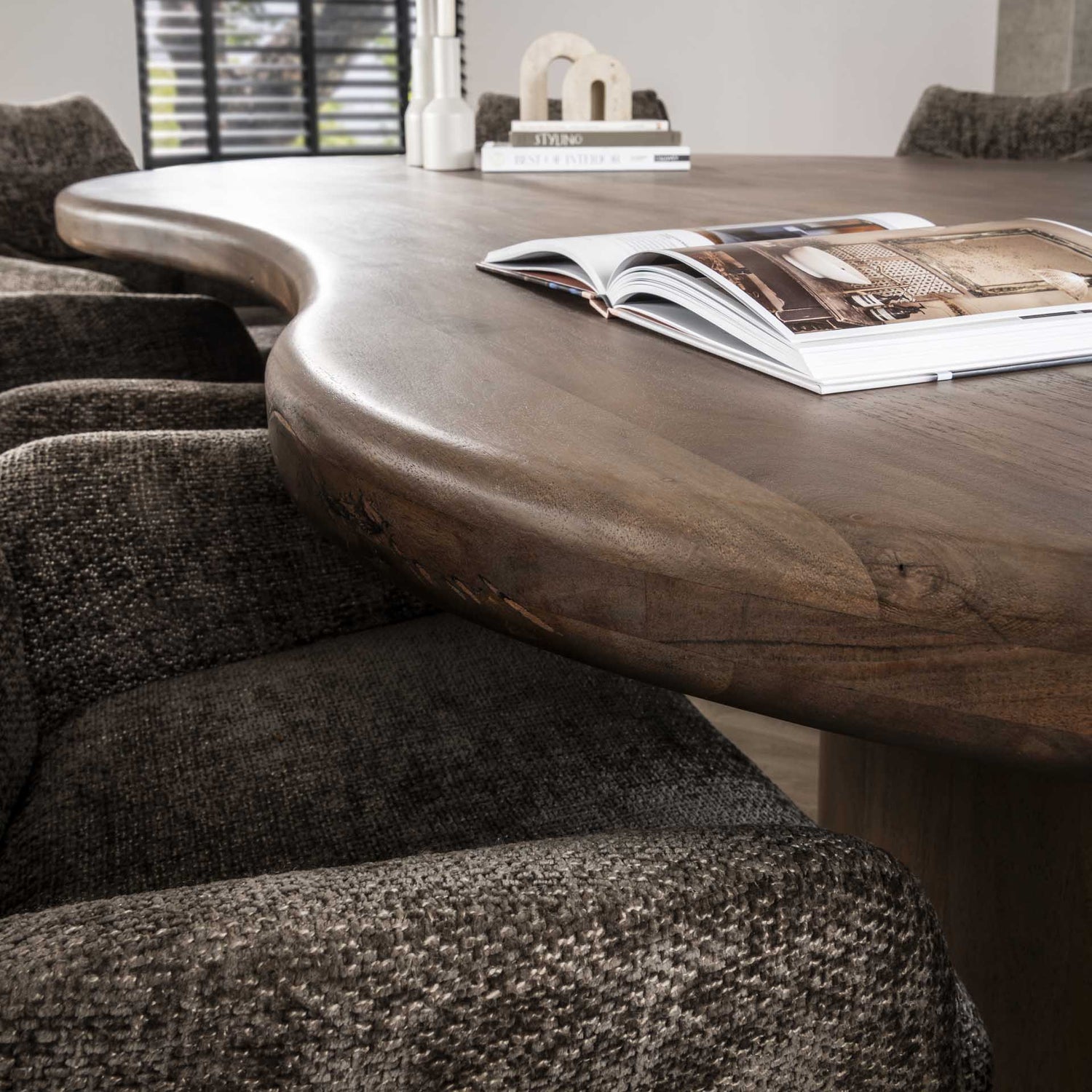 Organische eetkamertafel Form Walnoot