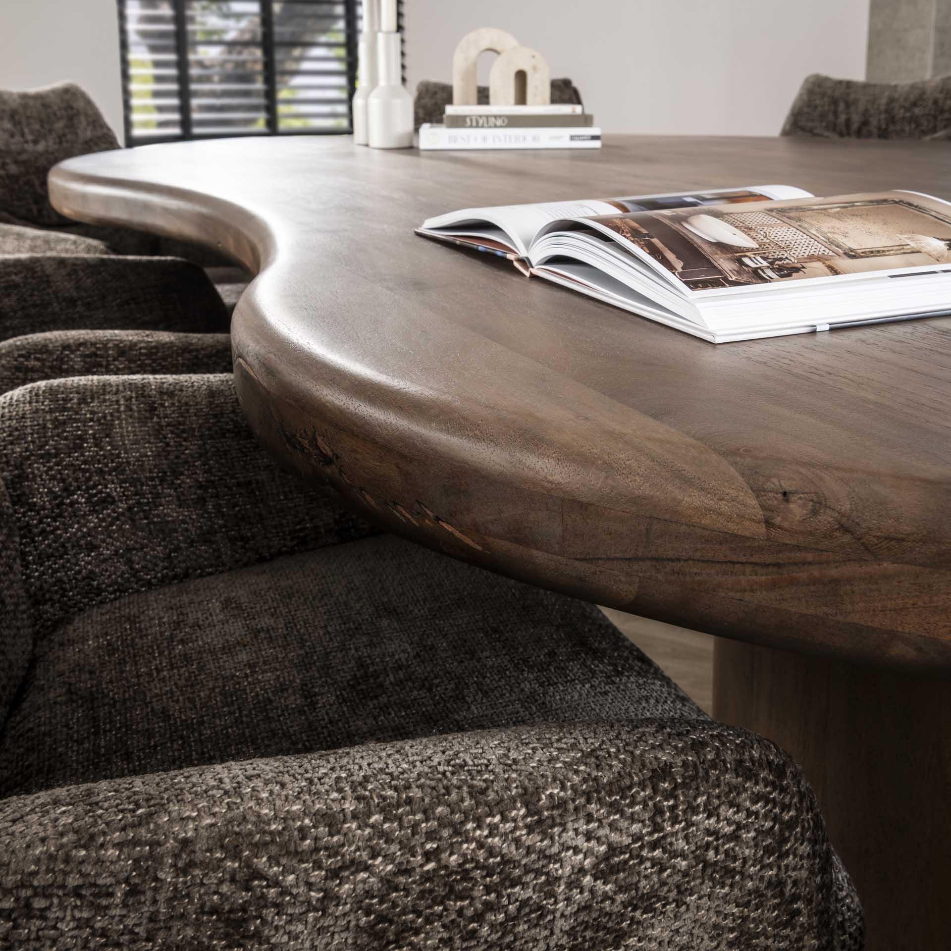 Organische eetkamertafel Form Walnoot