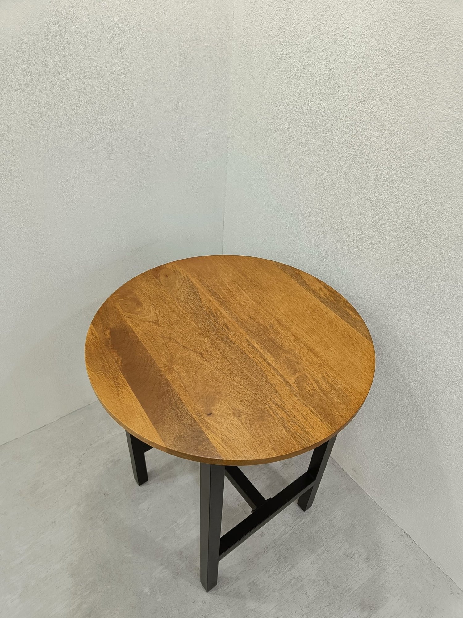 Ronde Bartafel Mangohout Ø90 cm – Warm &amp; Industrieel Design