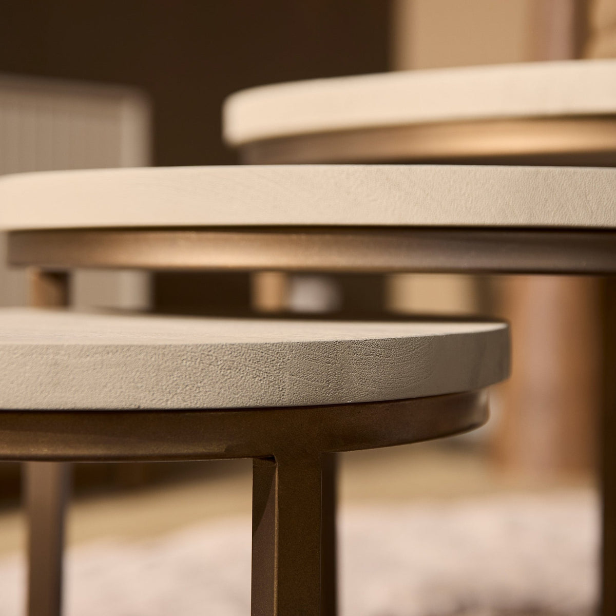 Ronde Salontafel set van 3 | Madison | Zandkleurig blad met koperen onderstel