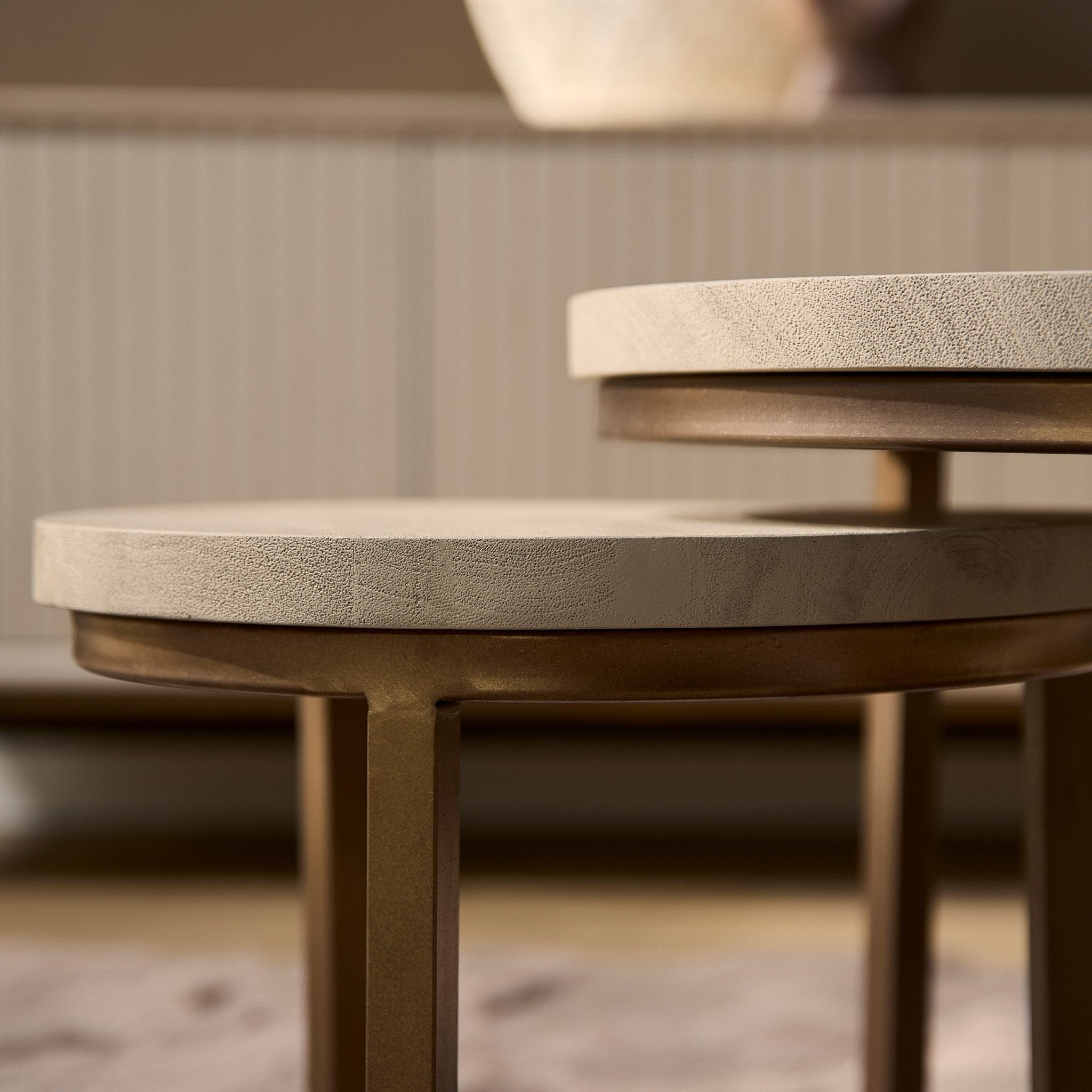 Ronde Salontafel set van 3 | Madison | Zandkleurig blad met koperen onderstel