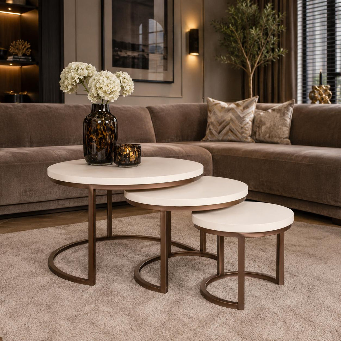 Ronde Salontafel set van 3 | Madison | Zandkleurig blad met koperen onderstel