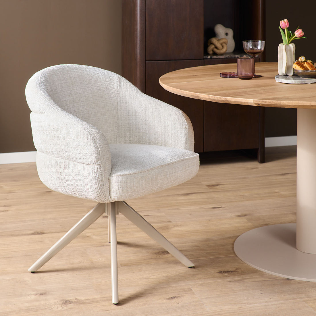 Eetkamerstoel Bella | Off White | Poot Sand | Met armleuning (bestellen per 2) - Industrieelinhuis.nl