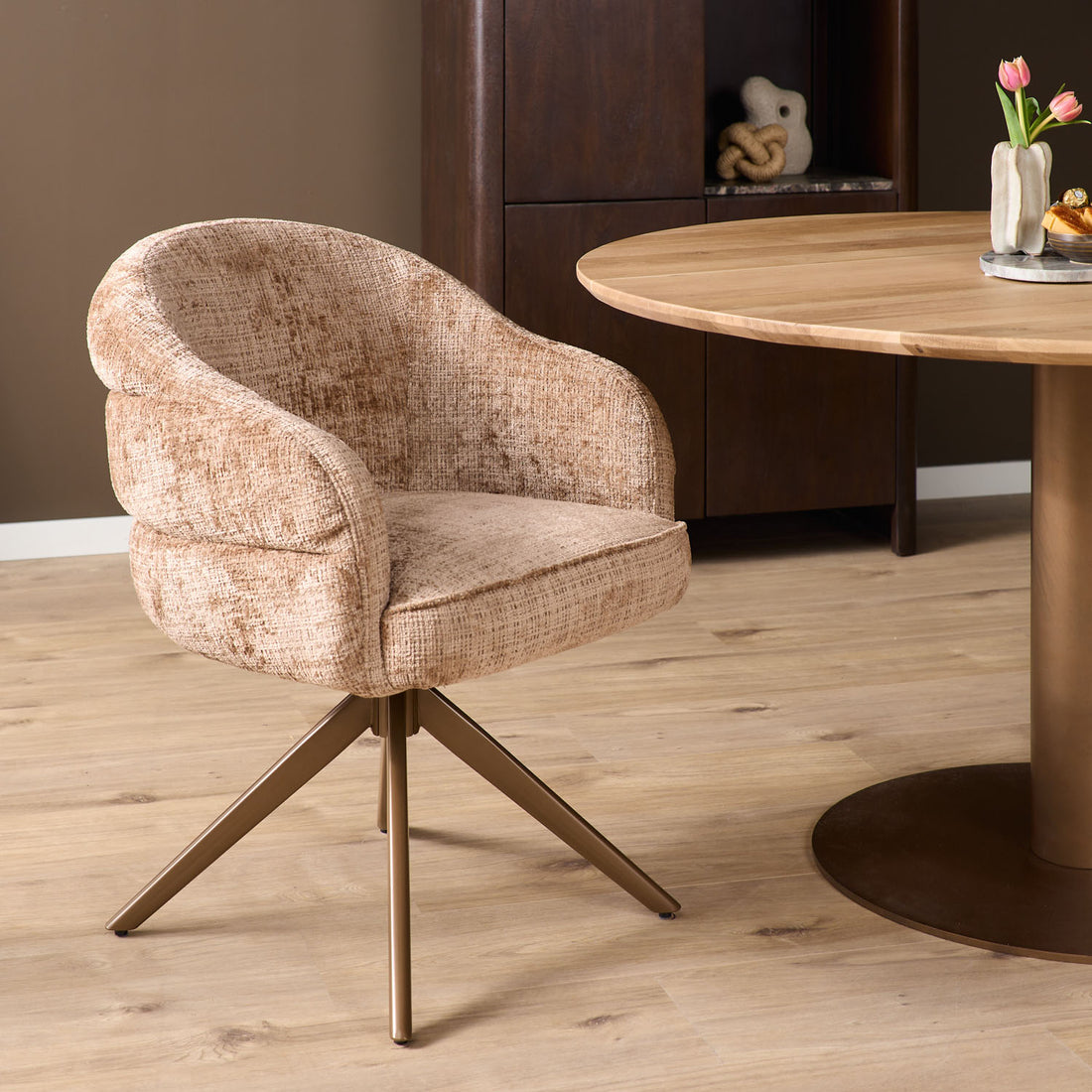Eetkamerstoel Bella | Cinnamon | Poot Bronze | Met armleuning (bestellen per 2) - Industrieelinhuis.nl