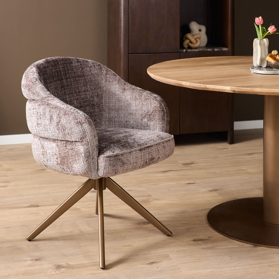 Eetkamerstoel Bella | Clay | Poot Bronze | Met armleuning (bestellen per 2) - Industrieelinhuis.nl