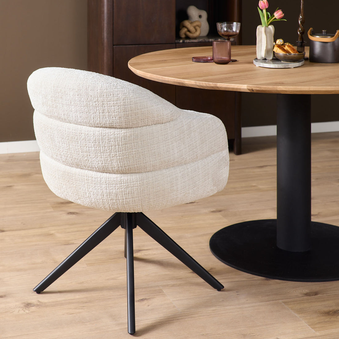 Eetkamerstoel Bella | Off White | Poot Black | Met armleuning (bestellen per 2) - Industrieelinhuis.nl