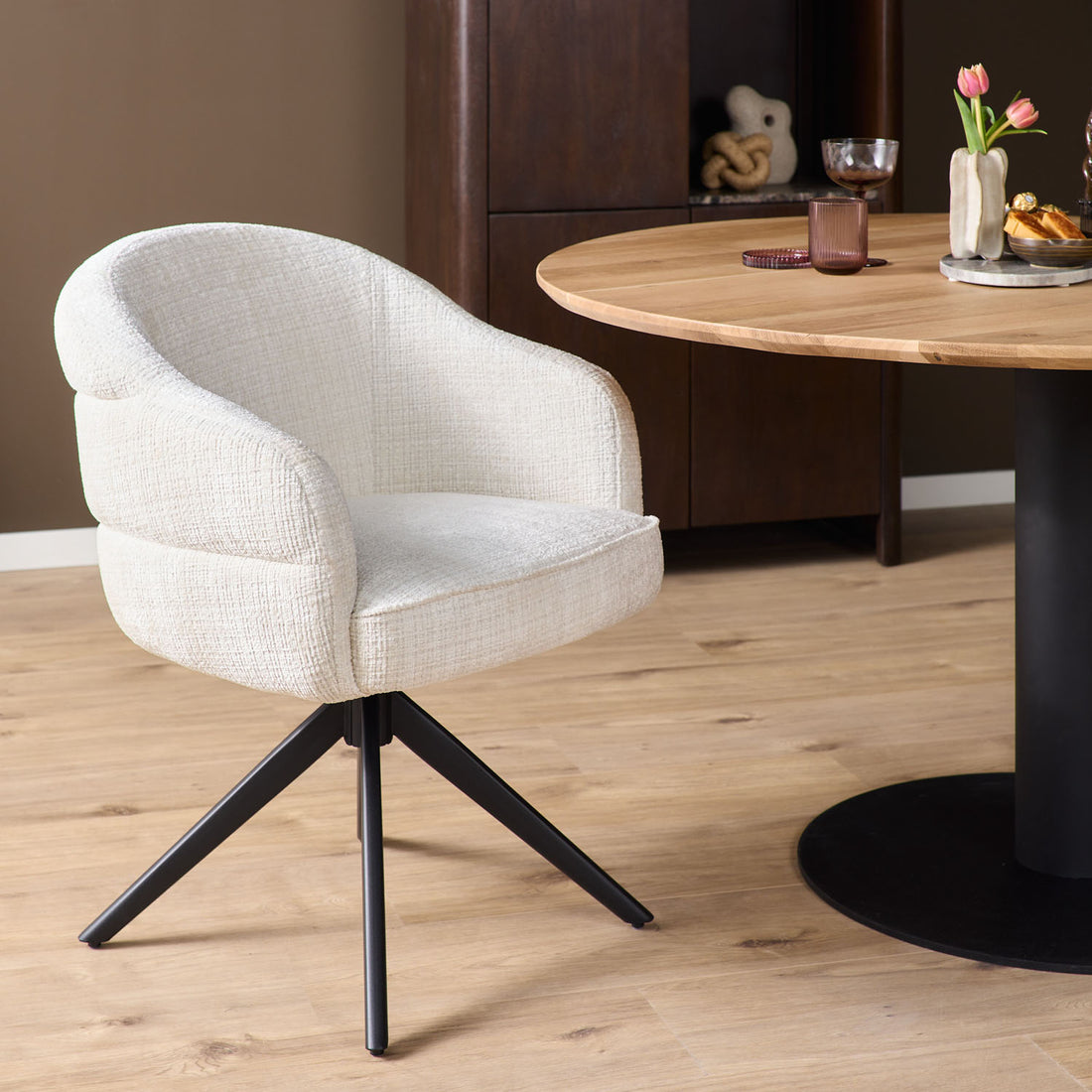 Eetkamerstoel Bella | Off White | Poot Black | Met armleuning (bestellen per 2) - Industrieelinhuis.nl