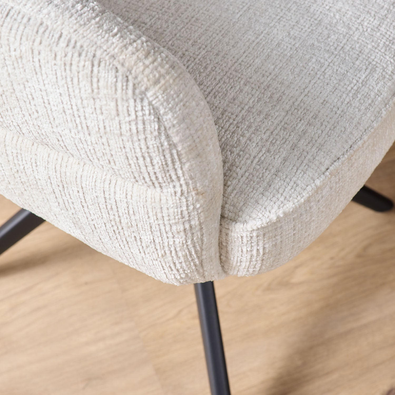 Eetkamerstoel Bella | Off White | Poot Black | Met armleuning (bestellen per 2) - Industrieelinhuis.nl