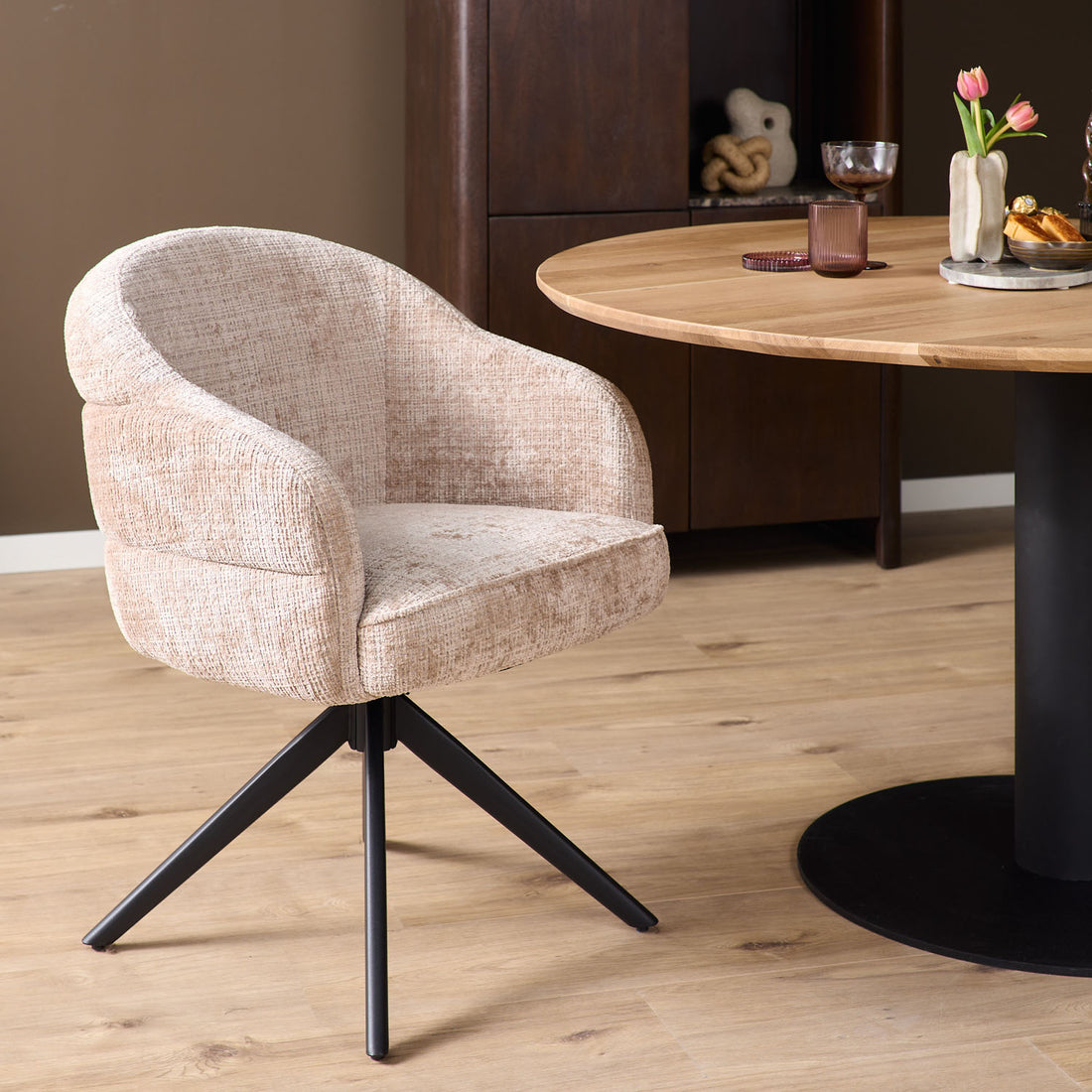 Eetkamerstoel Bella | Beige | Poot Black | Met armleuning (bestellen per 2) - Industrieelinhuis.nl