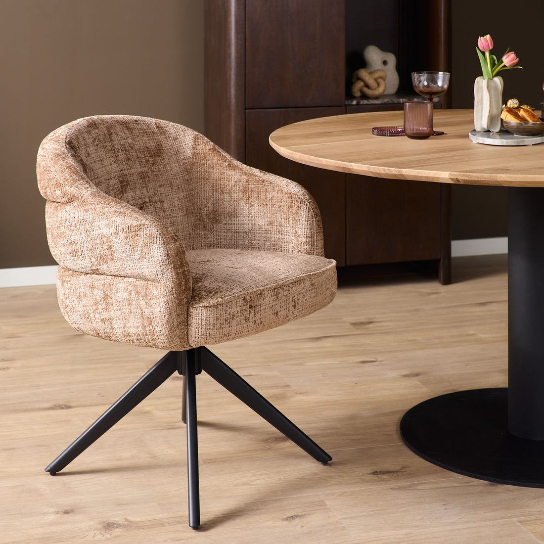 Eetkamerstoel Bella | Cinnamon | Poot Black | Met armleuning (bestellen per 2) - Industrieelinhuis.nl