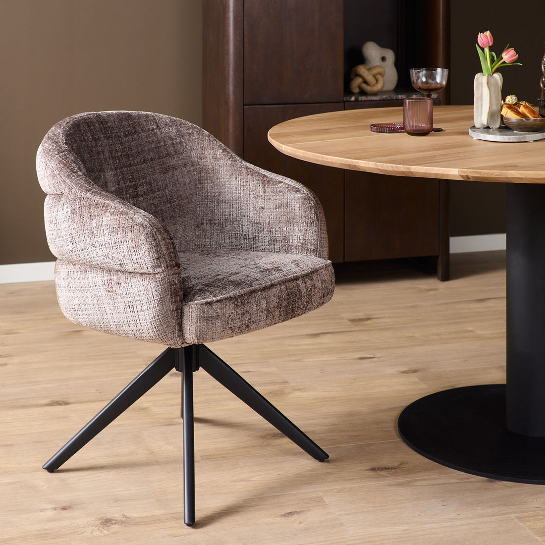 Eetkamerstoel Bella | Clay | Poot Black | Met armleuning (bestellen per 2) - Industrieelinhuis.nl
