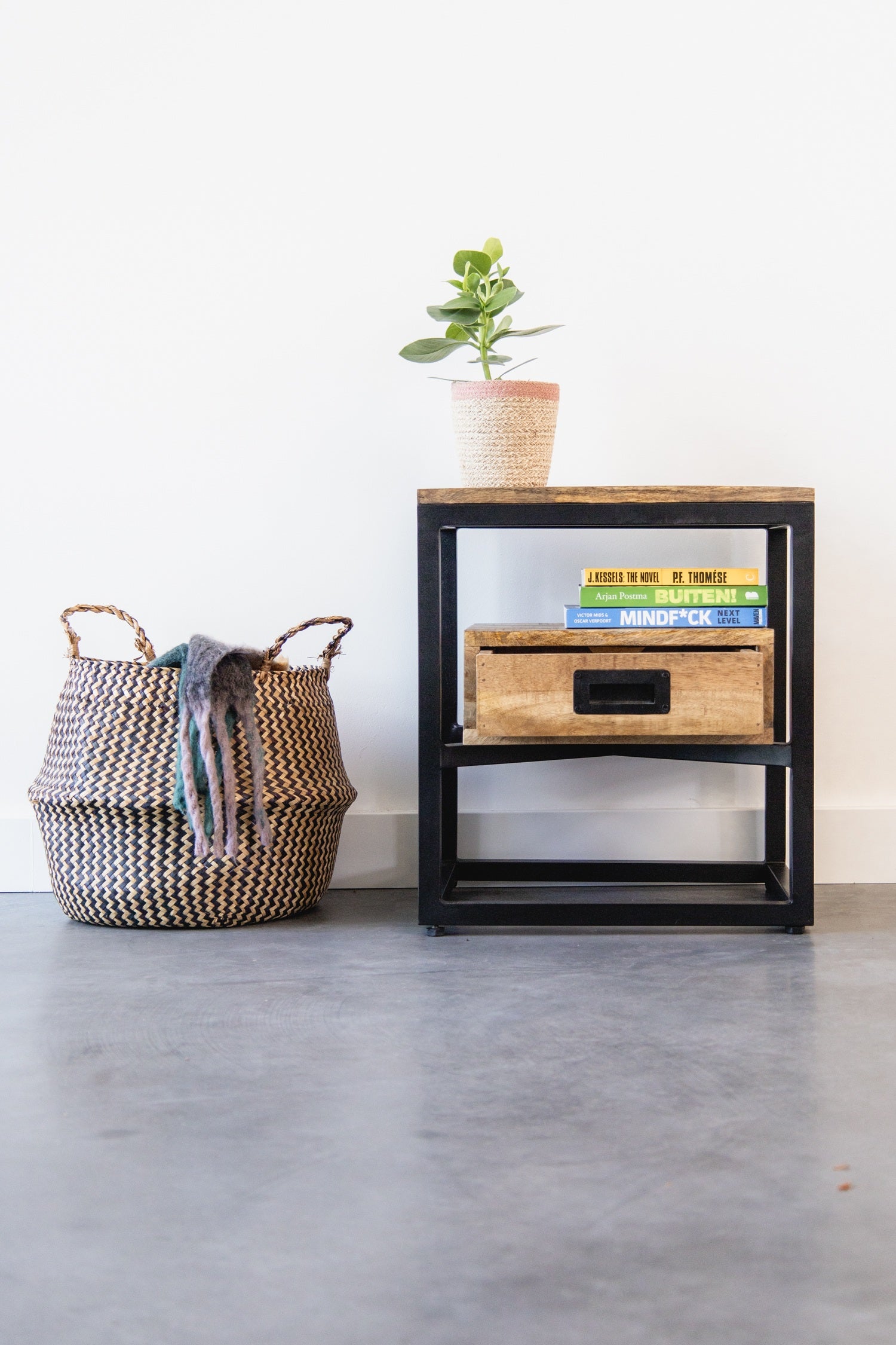 Bijzettafel / Nachtkastje Industrieel Design | Mangohout en Staal | 45x35x50