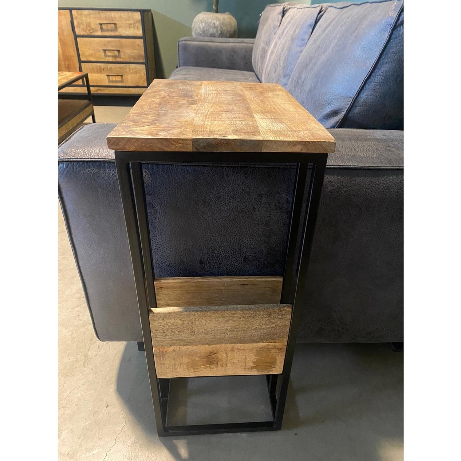 Bijzettafel Britt voor over de bank | Mangohout en Staal | 45x29x69cm